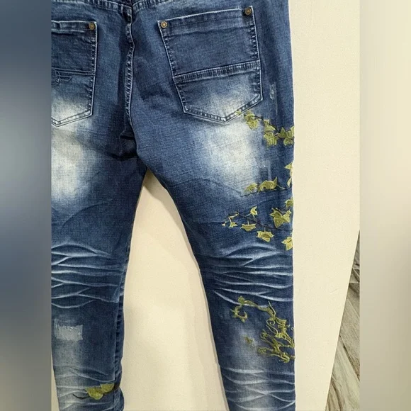 Stylish Blue Jeans with Olive Embroidered Accents - Picture 12 of 16